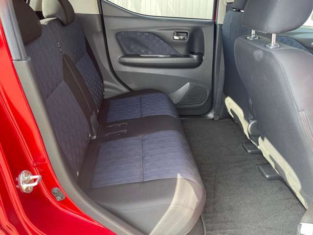 後席足元の余裕も十分☆大人4人がしっかり座れるスペースがあります♪