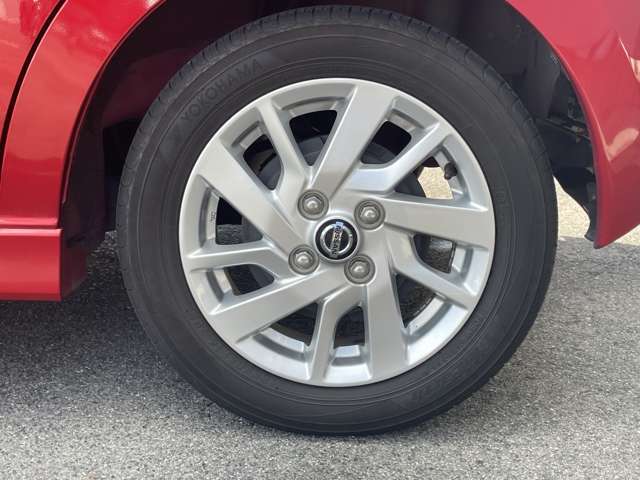 高級感のある純正14インチアルミ☆足元が引き締まって見えますね♪