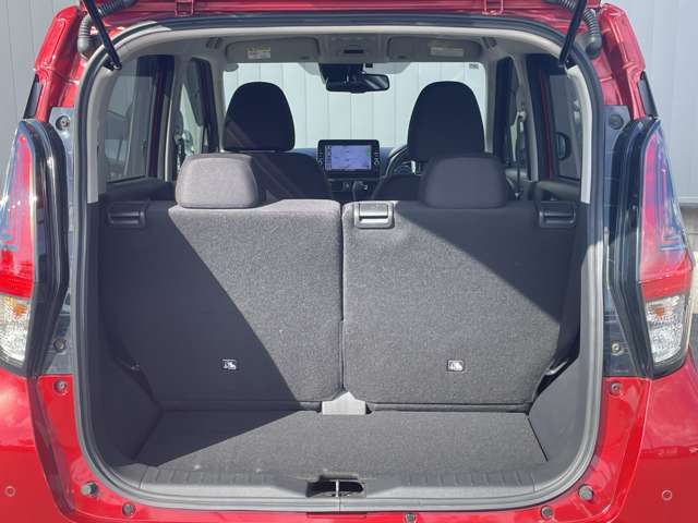 ラゲッジルームの容量も十分☆後席はスライドするので広さを調整することができます♪