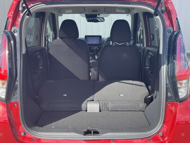 後席を倒せばこんなに広く☆大きな荷物も載せることができますよ♪