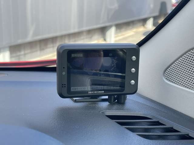 前後2つのドライブレコーダーを装備☆安心・安全な運転のためもはや必須の装備ですね♪