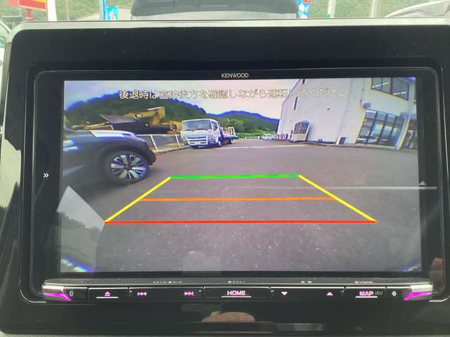 バックカメラはガイドライン付き