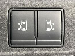 【ハンズフリー機能付き両側パワースライドドア】スライドドアの下に足先を入れてすぐ引くと、自動的にスライドドアが開閉します！荷物で両手がふさがった状態でも、ドアの開閉ができてとっても便利！