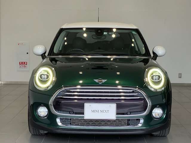 MINIのフロントグリルのデザインはイギリスで生まれた当初から、シルバーのサイドバーが折り重なった伝統的なデザインで御座います。その伝統はBMWのお車になってからでも少しずつ形を変えて守られております