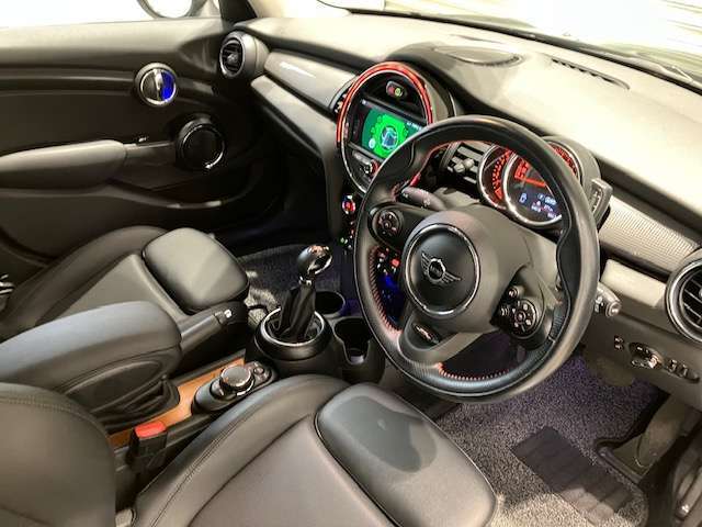 ミニ独特のゴーカートフィーリングと呼ばれる軽快なハンドリングはAT車、MT車のどちらでも楽しめます。