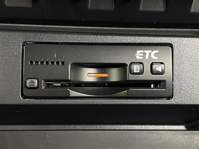 【ETC】有料道路を利用する際に料金所で停止することなく通過できる、ETC車載器（ノンストップ自動料金収受システム機器）が装備されています。セットアップを行うことで利用可能になります。