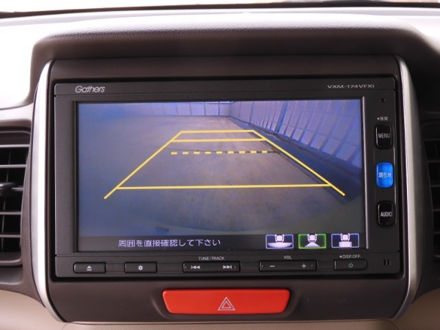 リバース連動リアカメラ付で車庫入れも安心。雨の日や夜間もストレスなく運転していただけます。