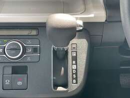 操作簡単なシフトレバーです。