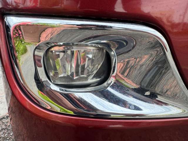 フォグランプ装備車になりますので雨の日や霧の深い日でも周りを明るく照らしてくれる便利な装備です♪安全性が段違いですのでうれしい装備ですね♪