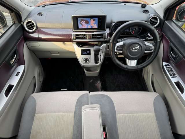 車内はご覧の通り清潔感のある室内でございます♪スイッチ類などもシンプルな操作のしやすいものですので機械が苦手な方でも安心ですね♪もちろん禁煙車なので煙草の匂いや焦げ跡はございません♪