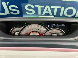 メーターパネルはセンターメーターを採用！運転中も目線移動少なくメーター計器確認ができるので安全・安心！