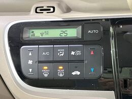 【オートエアコン】一度お好みの温度に設定すれば、車内の温度を検知し風量や温度を自動で調整。暑い…寒い…と何度もスイッチ操作をする必要はありません。快適な車内空間には必須の機能ですね♪