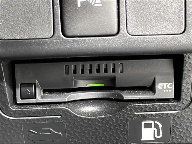 【ETC】有料道路を利用する際に料金所で停止することなく通過できる、ETC車載器（ノンストップ自動料金収受システム機器）が装備されています。セットアップを行うことで利用可能になります。