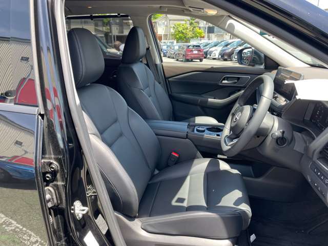適度なホールド感と快適な座り心地の運転席シートまわり！
