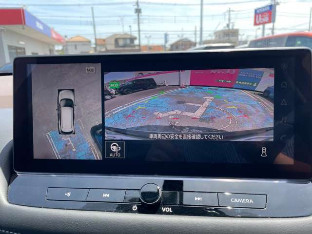 車を真上から見ているように、周囲の状況を把握しながら安心して駐車が行えるアラウンドビューモニター装備！