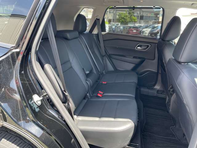 大人5名での乗車も上質かつ快適です！