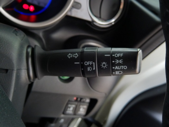 オートヘッドライト標準装備です。車外の明るさに応じて自動的にヘッドライトの点灯・消灯をしてくれます。トンネルの出入り口などで活躍してくれます。