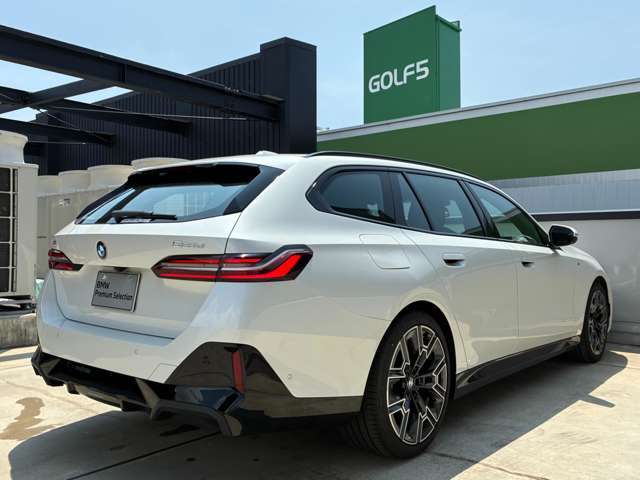 BMWのお車は、“駆け抜ける歓び”を体現しております。走行の安定性とコーナリングの良さを追求し、思い通りにハンドルの操作可能です。