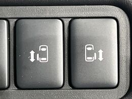 【両側スライドドア】駐車場で隣の車との間隔が狭く乗りにくい時、スライドドアなら安心！ドアオープン時も幅を取らず、開口部が広いので乗り降りがとっても簡単です。大きな荷物の出し入れも後席から可能♪