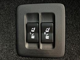 【電動格納シート】リアシートはスイッチ一つでラクラク収納！荷物が多い時など座席を収納スペースに変更する際も、力は必要ありません！お子様でも簡単に操作していただけます！