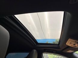【サンルーフ】開放感たっぷりの希少装備、サンルーフが装着されています！車内に明かりを取り入れたり景色を楽しむ以外にも、車内の空気も簡単に換気できて快適です！