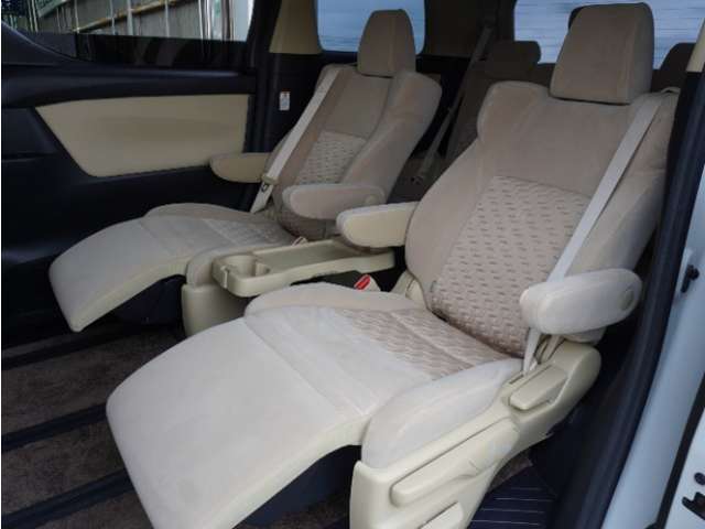 ◆オットマン◆2列目シートは、足を置けるオットマン。ソファのようにくつろげる座り心地です。ゆったりとドライブを楽しめます。