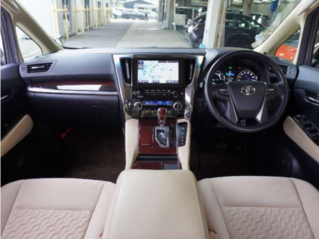 視界広々で非常に運転しやすくロングドライブでも疲れを感じさせないすっきりとまとまったインパネ周りです。