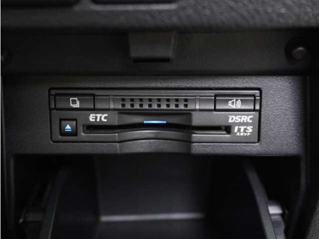 エンジンは車の心臓部分です。このエンジンルームが汚いとトラブルの基になります。当店は専用の液剤を使って徹底的に綺麗にします。