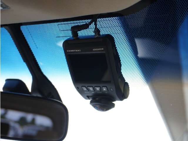 ◆前後ドライブレコーダー付き◆映像・音声などを記録する自動車用の装置です。もしもの事故の際の記録はもちろん、旅行の際の思い出としてドライブの映像を楽しむことができます。