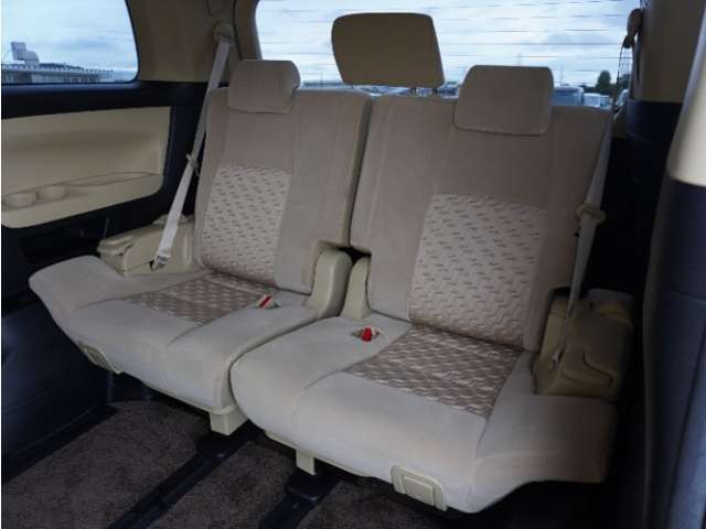 ◆ご家族とスキーやキャンプ、または年に1回、親孝行の温泉旅行。そんな時にとても役に立つ広々3列目シート。普段は畳んでおいて荷物スペースにしても良いですね！