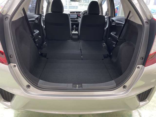 シートを倒せば大きな荷物も楽々積めます！