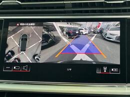 【サラウンドビューカメラ】4台の広角カメラで自車の全周囲360度を捉え、様々な角度からの映像を映し出すことで、駐車時の操作をより簡単に行えます。