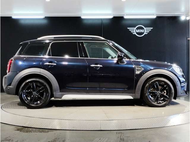 ☆MINIの車の始まりは大人四人がギリギリ乗れるコンパクトな車です！！今となっては3ナンバーですが、もともとは5ナンバーの車でした！！