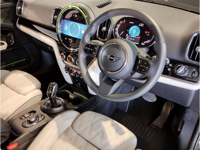 【機能的なコントロール・パネル】ドライバーがより直感的に操作できる様、コントローラーとスイッチ類を統合。きわめて高度な機能性と快適な操作フィーリングを実現しました☆