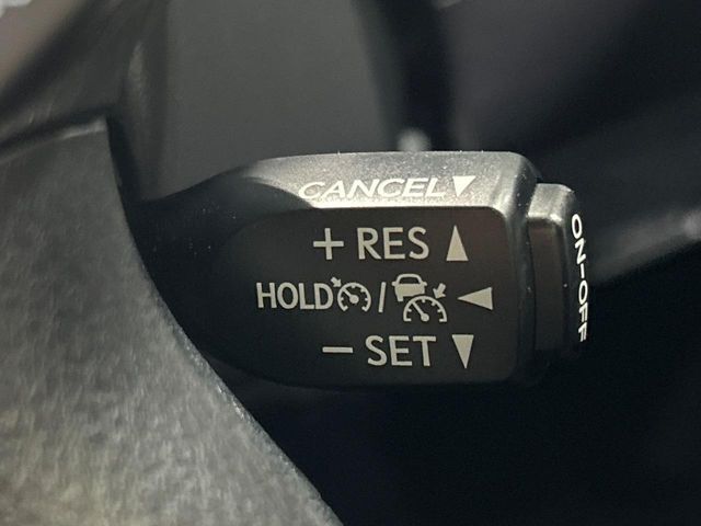 【レーダークルーズコントロール】高速道路での長距離走行が楽に！！自動で速度を保つクルーズコントロールが、衝突軽減システムと連携し、前方の車両を感知して車間を保つように速度調節してくれます！！