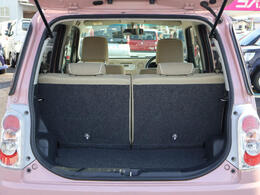 後席使用時でも十分な広さを確保した荷室空間！後席を倒せば、フラットになります。トランクの下には、パンク修理キットが収納されています。