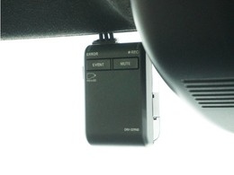 ◆ドライブレコーダー◆映像・音声などを記録する自動車用の装置です。　もしもの事故の際の記録はもちろん、旅行の際の思い出としてドライブの映像を楽しむことができます。