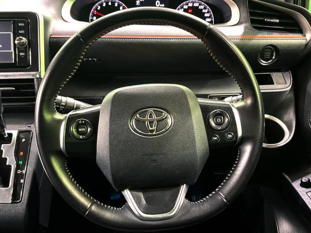 【純正革巻きステアリング】上質な革を使用することで、手にしっかり馴染みとても運転しやすいハンドルです♪