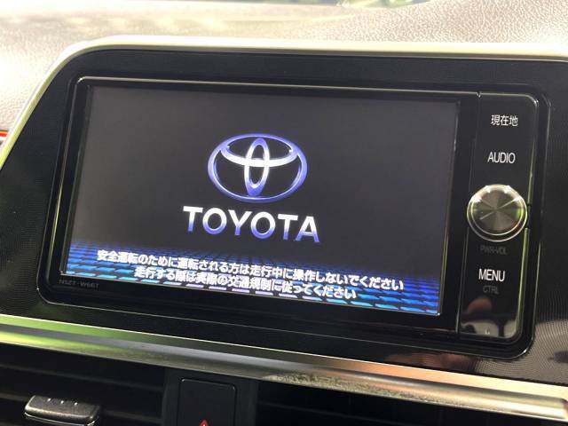 【純正ナビ】人気の純正ナビを装備しております。ナビの使いやすさはもちろん、オーディオ機能も充実！キャンプや旅行はもちろん、通勤や買い物など普段のドライブも楽しくなるはず♪