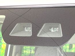 【スマートアシスト】走行中に前方の車両等を認識し、衝突しそうな時は警報とブレーキで衝突回避と被害軽減をアシスト。より安全にドライブをお楽しみいただけます。