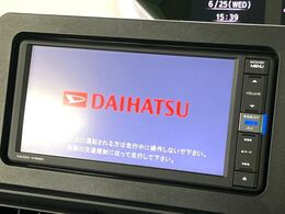 【純正ナビ】人気の純正ナビを装備しております。ナビの使いやすさはもちろん、オーディオ機能も充実！キャンプや旅行はもちろん、通勤や買い物など普段のドライブも楽しくなるはず♪