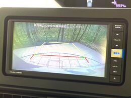 【バックカメラ】駐車時に後方がリアルタイム映像で確認できます。大型商業施設や立体駐車場での駐車時や、夜間のバック時に大活躍！運転スキルに関わらず、今や必須となった装備のひとつです！