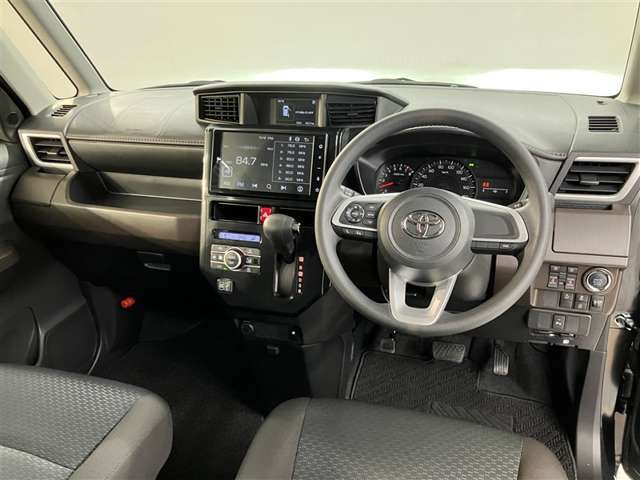 インパネ周りの写真です。操作性・視認性・質感と3拍子揃ったつくりです☆