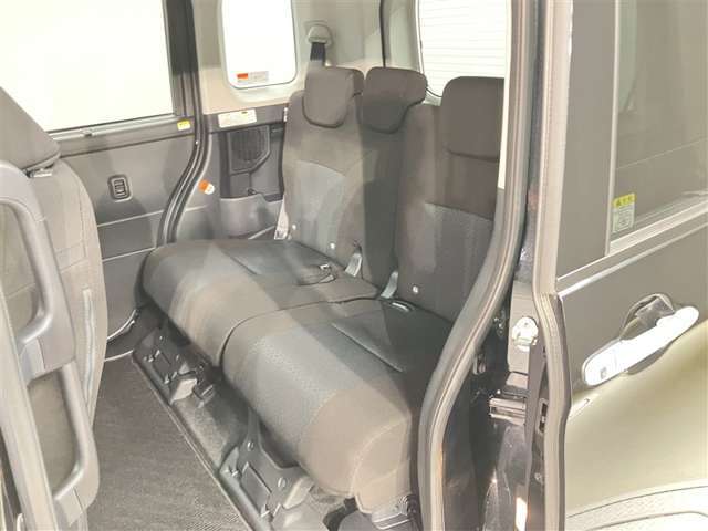 広々とした後部座席です♪気になるキズや汚れなどなく良好な状態です。