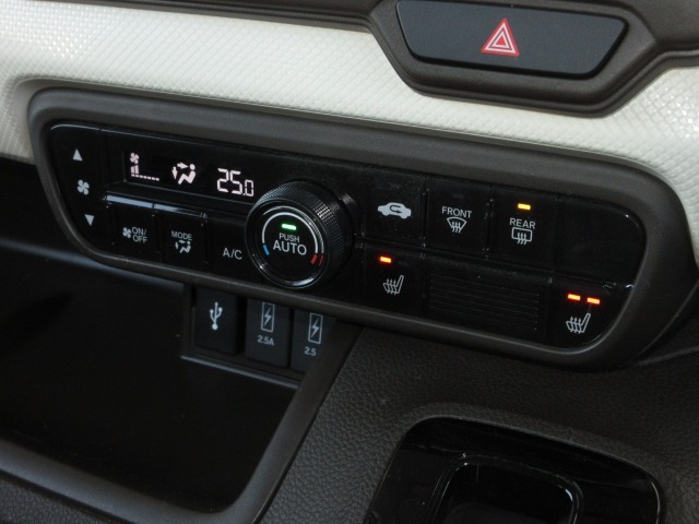 エアコンはオートエアコンでお好みの温度調整が出来、オールシーズン快適にドライブできます！さらに、運転席＆助手席シートヒーターが付いてます。2段階に温度設定が可能です。