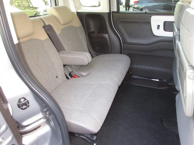 前席との距離や荷室長を左右で別々に調節できるスライドシートを標準装備しております。操作は荷室側からも行なえ、19CMのスライドができます。