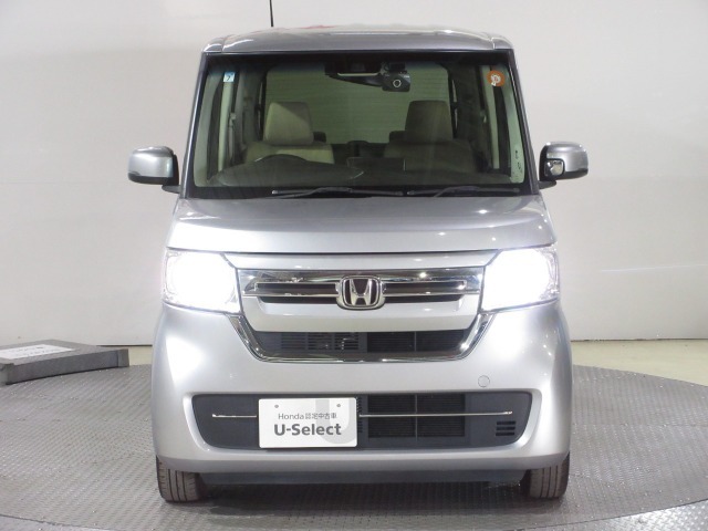 ハロゲンより明るく、より遠くまでさらなる安心感のあるLEDヘッドライトを採用。点灯忘れも防止できるオートライトコントロール機構付きです。