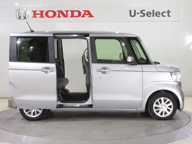 みんなが乗り降りしやすい大きな開口のリアー両側スライドドア！便利な片側電動ドアーです。リモコンキーで開閉する事が出来ます。お子様を抱えて荷物を持っているときなどは便利です。