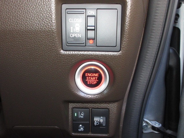 レーザーを照射しカメラで前走車等を検知し衝突の回避・軽減を図るホンダセンシングとVSA（車両挙動安定化制御システム）走る・曲がる・止まるの全領域で安定性を確保するためのシステム装備。安心ですね！