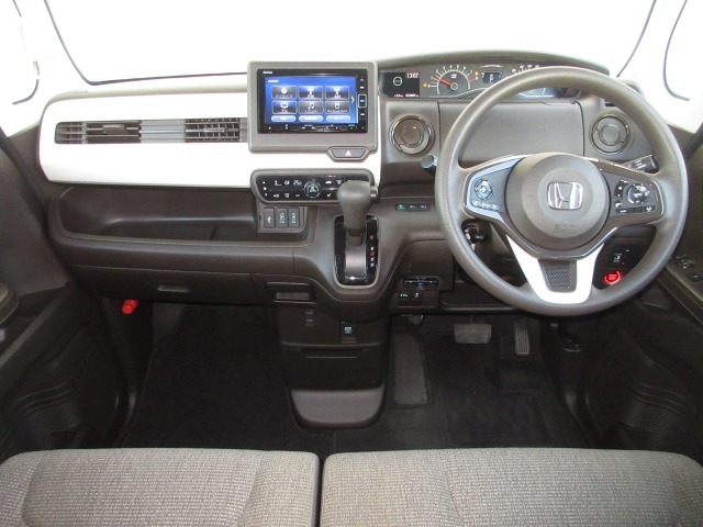 握りやすいハンドルには、オーディオコントロールとクルーズコントロールスイッチが装備されており、ハンドルから手を離さずに操作が出来ます。感覚で操作ができて便利で安全ですね！